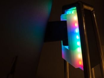 LEDs am oberen Teil der Standkonstruktion (Monitorfuß)