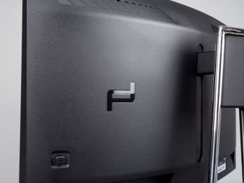 Porsche-Design-Logo links auf der Rückwand