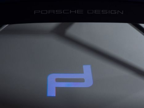 Porsche-Design-Logo wird unter das Display projiziert