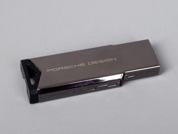 Der edle USB-Stick ersetzt die mittlerweile auch rar gewordene CD-ROM