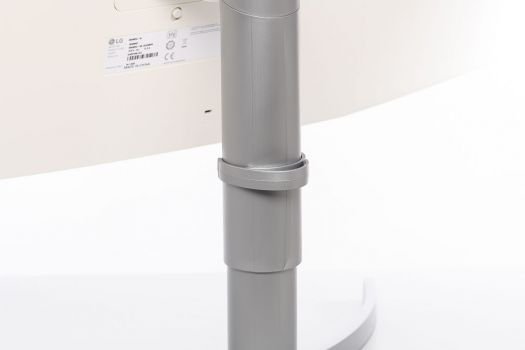 Kabelführung am Standbein des LG 38WN95C-W