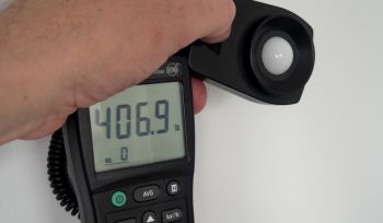 Der Raum verfügt über eine Helligkeit von rund 400 Lux