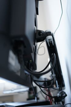 Platzierung des EV2795 mit Monitorhalterung sehr nahe an der Wand