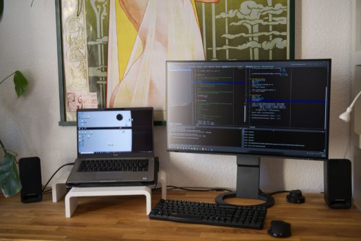 Helles Streulicht von der Seite kann bei dunklen Bildinhalten etwas stören