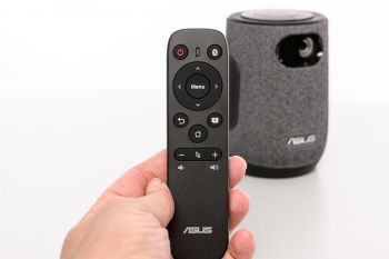 Die Fernbedienung des ASUS ZenBeam Latte L1 liegt gut in der Hand