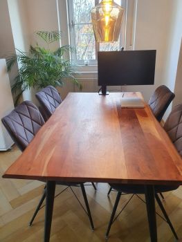 Aufgeräumter Esstisch dank LG 27QN880