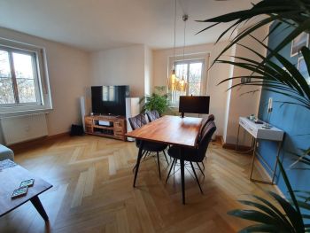 Der Monitor am Esstisch im Wochenend-Modus