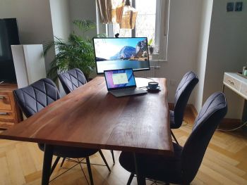 Auch am Wochenende ist der Monitor praktisch, um etwas zu recherchieren