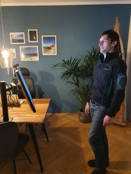 Die Benutzung des Monitors im Stehen am Esstisch