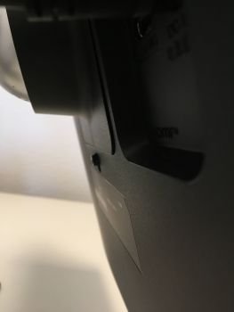 1-Click-Aufhängung, wenn das Display vorne angehoben ist