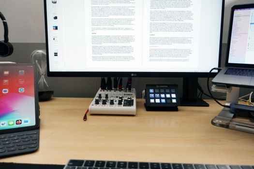  Unter dem Monitor ist genügend Platz für Equipment
