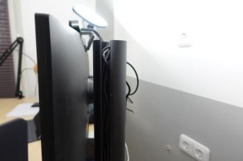Monitor-Arm und Kabelkanal