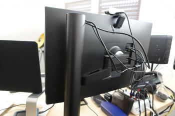 Rückseite des LG 27QN880 komplett verkabelt