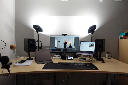 Der Arbeitsplatz mit dem LG 27QN880 in der Mitte