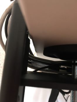 Der Standfuß verrutscht durch die mechanische Einwirkung