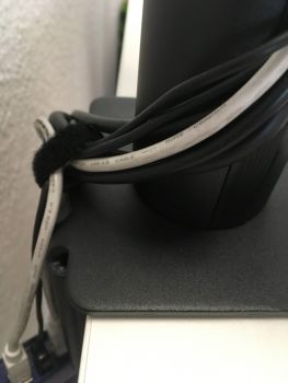 Der Abstand an der Rückseite auf beiden Seiten ist unterschiedlich