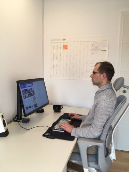 Für die Arbeit schiebe ich den Monitor etwas von mir weg