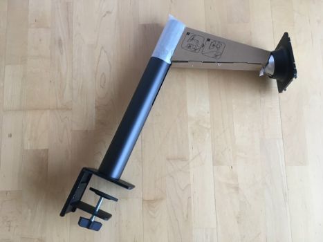 Monitor-Arm halb montiert