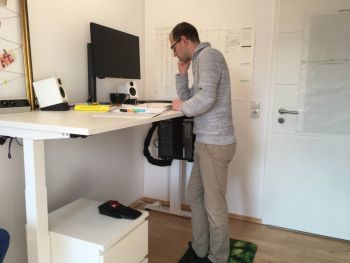 LG 27QN880-B am Ende des Schreibtisches