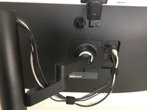 Kabel fertig verlegt (HDMI-Kabel fehlt auf dem Bild noch)