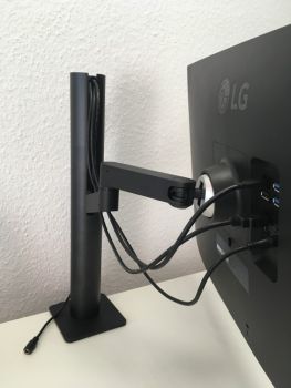 Rückseite mit Kabelkanal und Kabeln