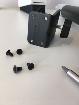 Die Konterplatte lässt sich mit vier Schrauben lösen
