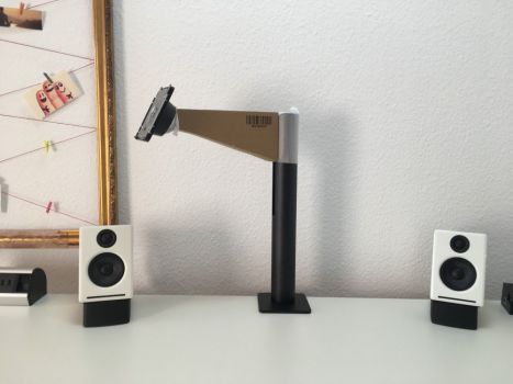 Der Standfuß beim Aufbau macht einen leicht schrägen Eindruck