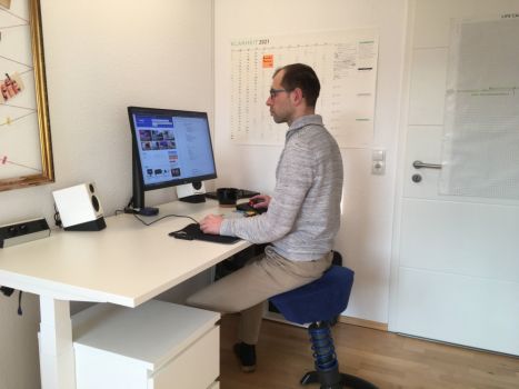 Der Monitor lässt sich gut für die Arbeit im Halbstand anpassen