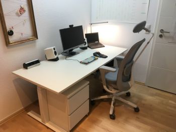 Alter Arbeitsplatz im Sitzen