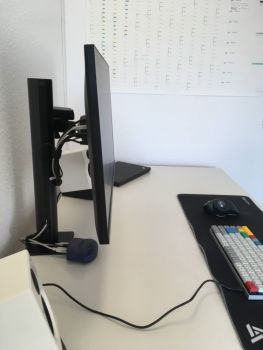 Der LG 27QN880-B in verschiedenen Positionen: Hinten