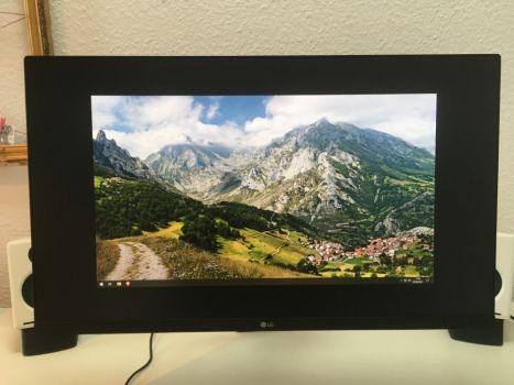 Display von vorne in Full-HD-Skalierung