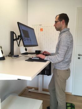 Stehend lässt sich der LG 27QN880-B schnell nach Bedarf anpassen