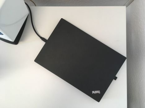 Der Laptop benötigt nur noch ein USB-C-Kabel