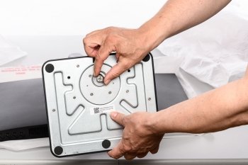 Fixierung vom Monitorfuß mit Flügelschraube