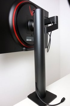 Perfekt umgesetztes Kabelmanagement beim LG 27GN880