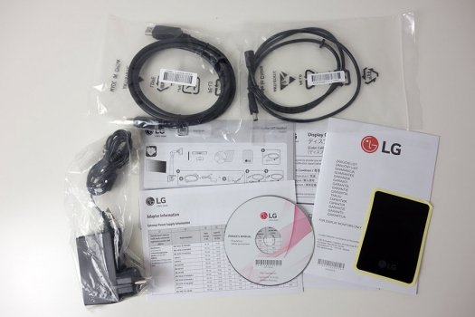 Viel Bedrucktes, dafür weniger Kabel im Lieferzubehör des LG 27GN880