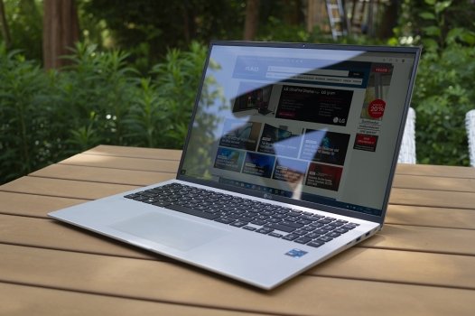 LG gram 16 Glossy-Panel