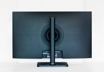 Monitor in der niedrigsten Stellung von hinten