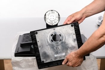 Aufsetzen der Bodenplatte auf den Monitorarm
