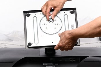 Fixierung des Fußes mit einer Flügelschraube am Monitorarm