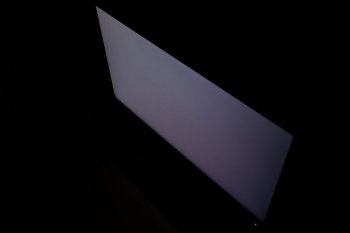 Glow-Effekt des IPS-Panels von schräg oben