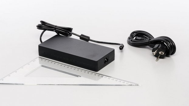 Großes Netzteil des LG 35BN77C-B, das via USB-C auch externe Geräte mit bis zu 94 Watt versorgen kann