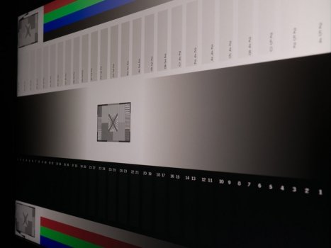 Seitliche Ansicht der Graustufen des ASUS VG28UQL1A