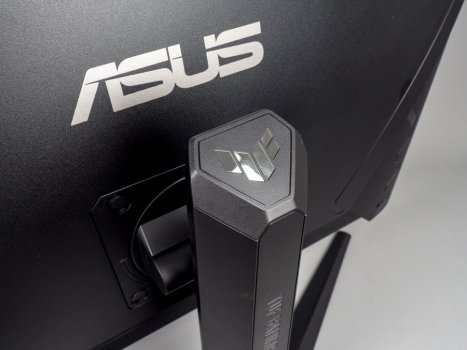 ASUS-Logo auf der Rückwand und TUF-Logo an der Oberseite des Tragarms