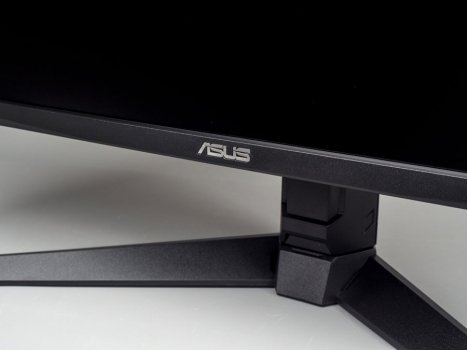 Einzig das silberne ASUS-Logo ziert den unteren Rahmen