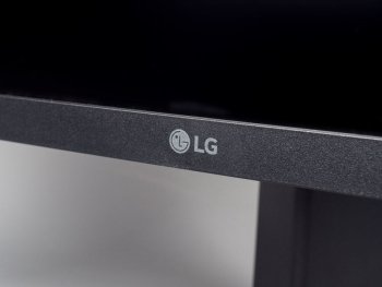 LG-Logo unauffällig in lichtem Grau unten Mitte auf dem Displayrahmen