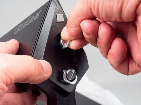 Basis (Fuß) wird über zwei Handschrauben mit dem Monitortragarm fixiert
