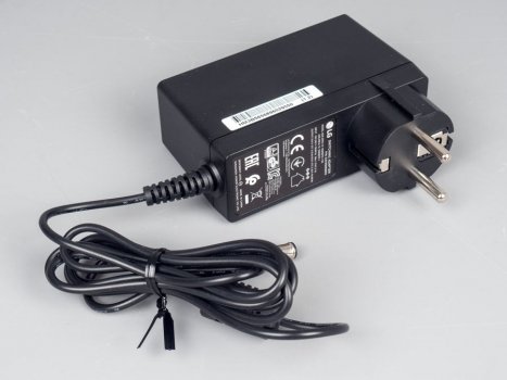 Das externe Netzteil des LG 27GP850-B ist direkt mit dem Stecker verbunden