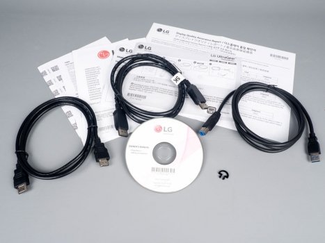Zubehör des LG 27GP850-B, die CD-ROM ist für den Endverbraucher nutzlos