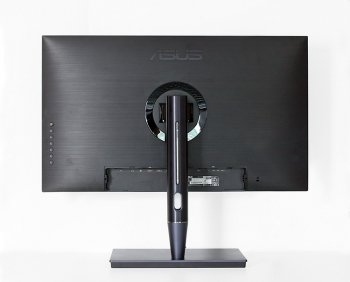 Monitor in der höchsten Stellung von hinten